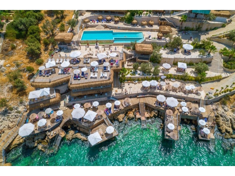 Kalkan Beach Clubs – 2025 Guide to the Best Sea Platforms, Bars & Sunbathing Spots